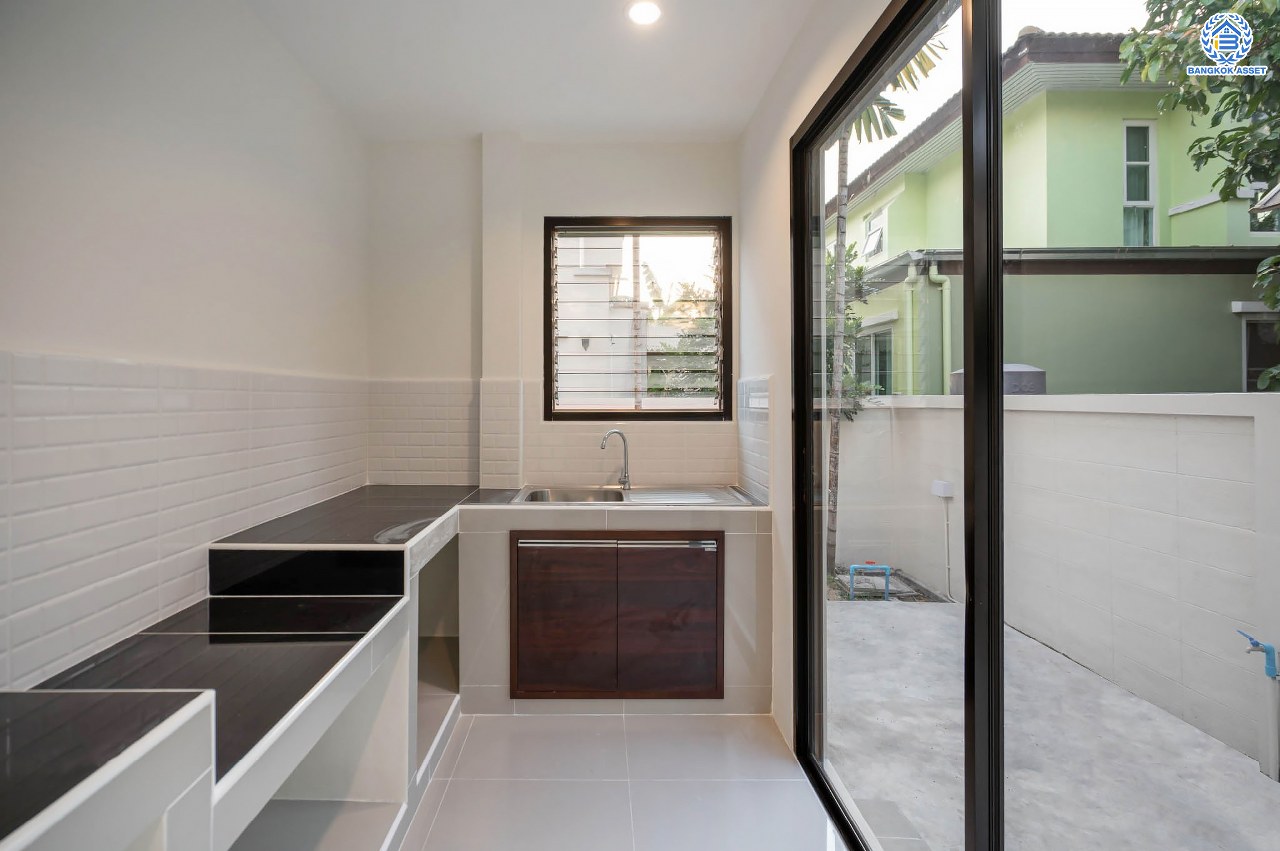 บ้านมือสองตกแต่งใหม่ โครงการ ชลลดา วัดลาดปลาดุก คุณภาพระดับ L&H บนเนื้อที่ 52.50 ตร.ว. ฟังก์ชัน 3 ห้องนอน 2 ห้องน้ำ 1 ที่จอดรถ บนทำเลศักยภาพ เชื่อมต่อหลายเส้นทาง ใกล้รถไฟฟ้าสายสีม่วง "สถานีคลองบางไผ่" และเซ็นทรัลเวสท์เกต